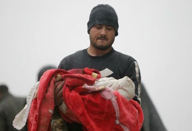 Terremoto: la disperazione di un papà che tiene in braccio il figlioletto morto 