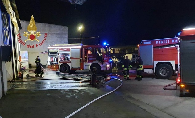 Officina in fiamme nella notte a Siliqua: tempestivo intervento dei Vigili del Fuoco