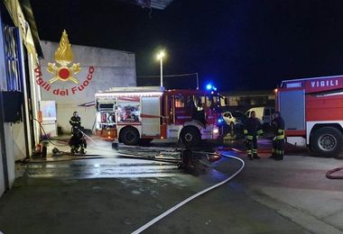 Officina in fiamme nella notte a Siliqua: tempestivo intervento dei Vigili del Fuoco