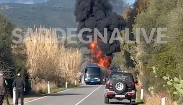 Pullman in fiamme in Ogliastra, il direttore Arst: “Risaliremo ai responsabili” 
