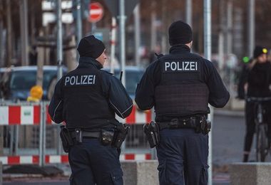 Bimba di 5 anni trovata morta in un parco a Berlino: arrestato 19enne