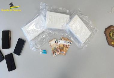 Cocaina nella borsetta, madre e figlia arrestate al porto di Olbia