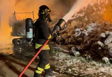 Olbia. Deposito di legna devastato da un incendio: distrutti tre mezzi da lavoro