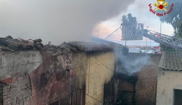 Cagliari. Incendio in uno stabile occupato da migranti