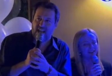 Il karaoke di Salvini e Meloni diventa un caso politico. Le opposizioni: “Vergogna”