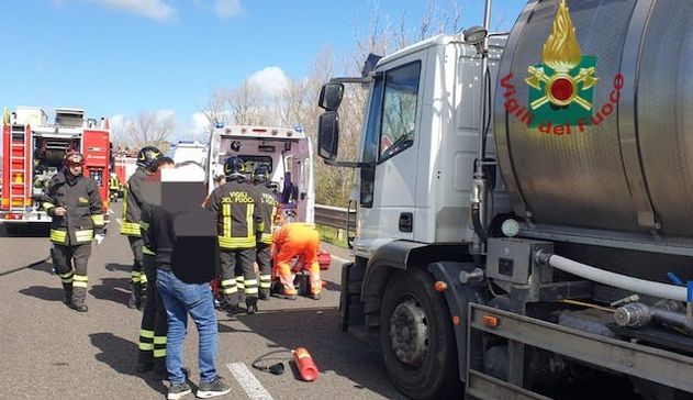 Camion tampona auto su 131 nel Sassarese: 77enne gravissimo