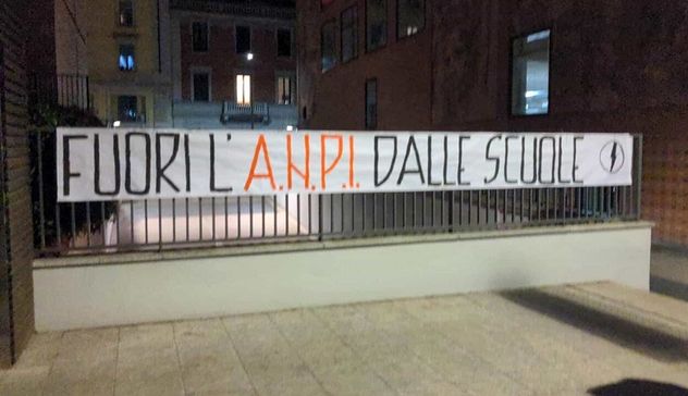 Milano: striscione davanti Casa della Memoria contro l'Anpi, 'gravissima provocazione'