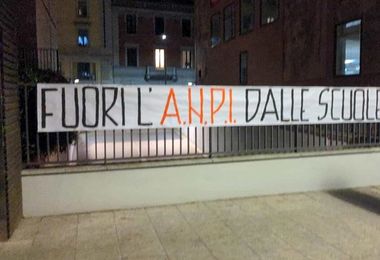 Milano: striscione davanti Casa della Memoria contro l'Anpi, 'gravissima provocazione'