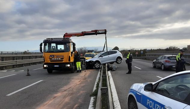 Cagliari: perde il controllo dell'auto e finisce sul guardrail 