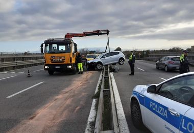 Cagliari: perde il controllo dell'auto e finisce sul guardrail 
