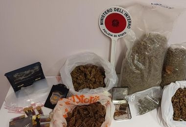 Sinnai. Oltre un kg di marijuana nascosta in forno: arrestato 56enne
