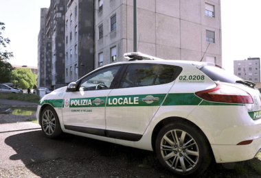 Milano: agenti polizia locale soccorrono e salvano uomo in arresto cardiaco