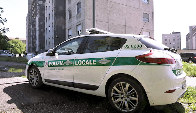 Milano: agenti polizia locale soccorrono e salvano uomo in arresto cardiaco