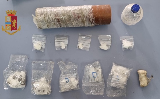 Cagliari. La Polizia trova la droga nascosta in un contenitore ricavato da un tubo di grondaia