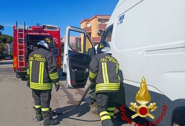 Alghero: furgone in fiamme, illeso il conducente
