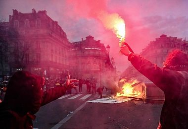 Francia: 5 feriti e 3 mezzi della gendarmeria bruciati in scontri di Sainte-Soline