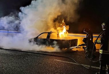Sassari. Auto devastata dalle fiamme sulla ss 131