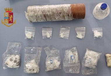 Cagliari. La Polizia trova la droga nascosta in un contenitore ricavato da un tubo di grondaia