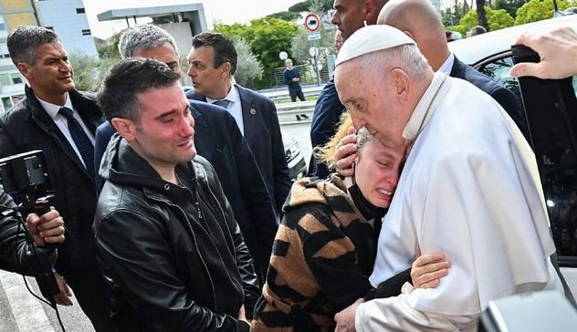 Papa Francesco appena dimesso conforta una coppia che ha appena perso la figlia