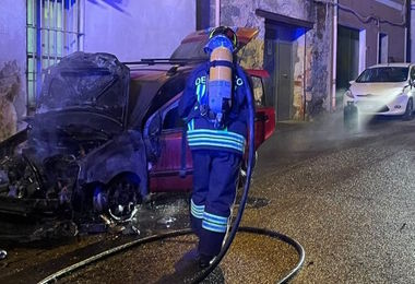 Notte di fuoco a Burgos: bruciata un’auto con bombola GPL all’interno