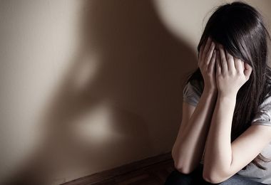 Bologna: abuso su 15enne ripreso con i cellulari, cinque denunce