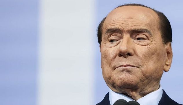 Berlusconi al telefono: 