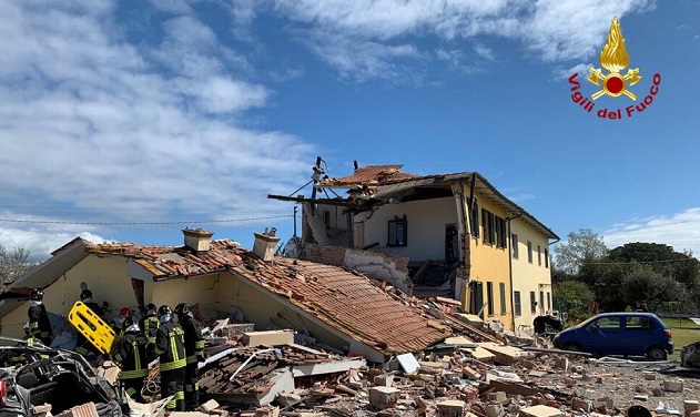 Lucca. Terribile esplosione distrugge una casa: morto un uomo, grave la moglie