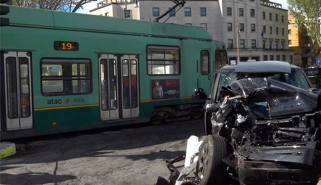 Incidente d’auto per Ciro Immobile: si scontra con un tram con il suo suv 
