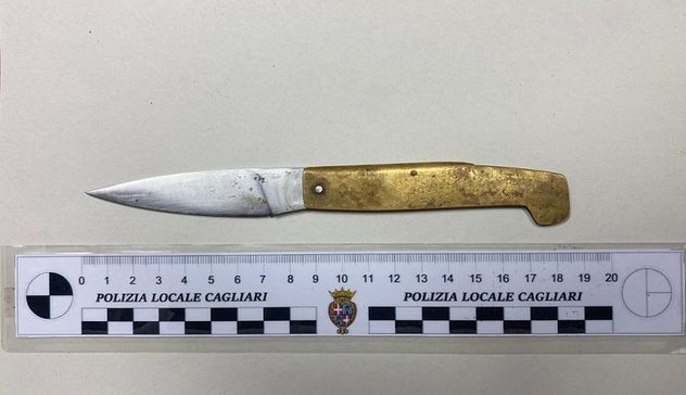 Cagliari, fermato per un controllo viene trovato con un coltello: nei guai un 20enne