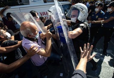 Più di 100 arresti in Turchia per terrorismo: in manette anche attori e avvocati