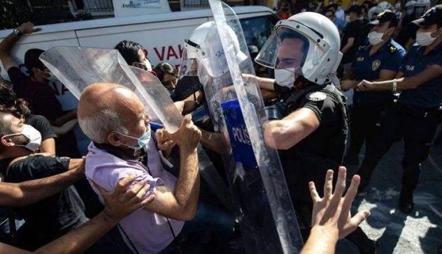 Più di 100 arresti in Turchia per terrorismo: in manette anche attori e avvocati