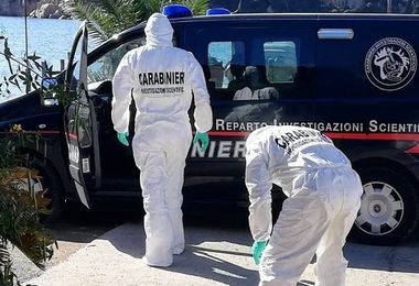 Abbandona a Nuraminis auto rubata con siringhe usate: denunciato 47enne