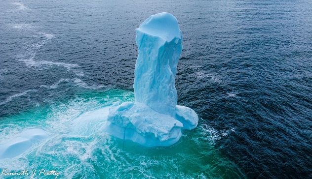 Fotografato in Canada un iceberg a forma di pene