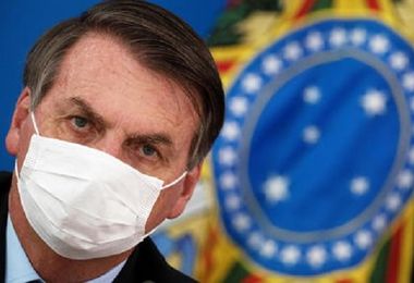 Brasile, indagini su Bolsonaro per il certificato di tre dosi anti-Covid