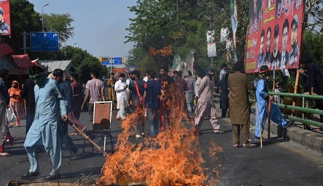 Pakistan: proteste in tutto il Paese per arresto ex premier Khan