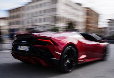 Vicenza, multato in Lamborghini se la prende con i vigili: 
