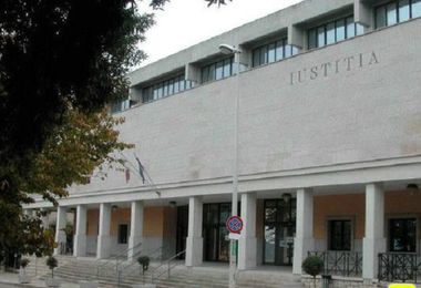 Processo Grillo per violenza sessuale: presunta vittima sarà in aula in autunno