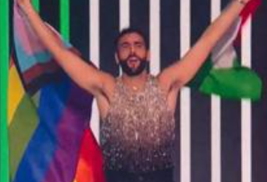 Eurovision 2023, Mengoni sul palco con tricolore e bandiera arcobaleno