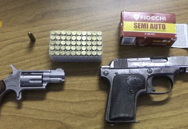 Nasconde 2 pistole illegali negli scarponi: 20enne arrestato a Siamanna 