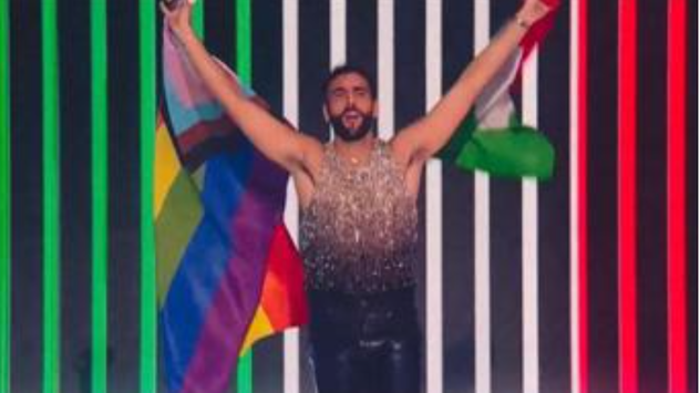 Eurovision 2023, Mengoni sul palco con tricolore e bandiera arcobaleno