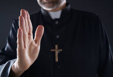 Ghilarza, il parroco che ha confessato di aver subito abusi: “Prove in messaggi Whatsapp”