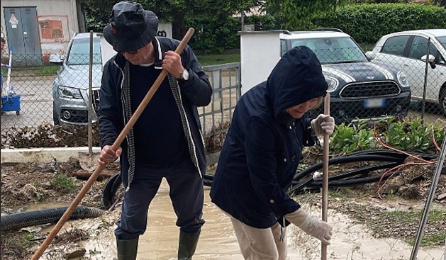 Laura Pausini, anche gli anziani genitori impegnati a spalare il fango: 