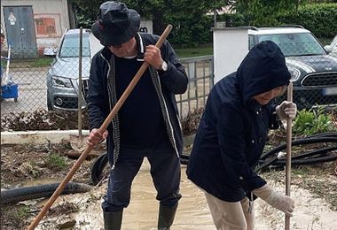 Laura Pausini, anche gli anziani genitori impegnati a spalare il fango: 