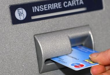 Bancomat 'regala' banconote da 50 euro al posto di quelle da 20: cosa è successo