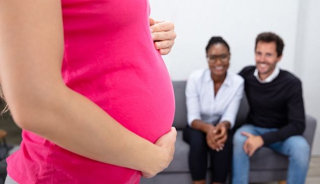 Eurispes, favorevoli a maternità surrogata 4 italiani su 10