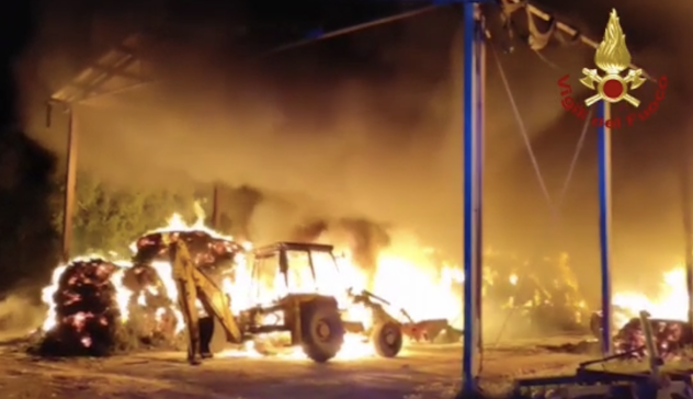 Notte di fuoco a San Giovanni Suergiu: in fiamme fienile e mezzi agricoli di un agriturismo. IL VIDEO