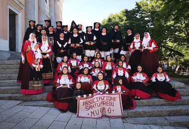 Il gruppo folk Santu Predu festeggia 50 anni di attività nella sua Nuoro 