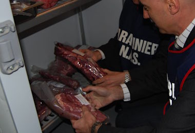 Quartu, market etnici nel mirino dei Nas: sequestrati 10 kg di carne di pecora