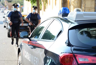Cagliari, danneggia distributore automatico con un tubo di ferro: arrestato 41enne