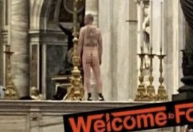 Vaticano: uomo si denuda sull’altare maggiore in Basilica San Pietro